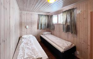 2 łóżka w pokoju z drewnianymi ścianami i oknem w obiekcie Gorgeous Home In Venabygd With House A Mountain View w mieście Venabygd