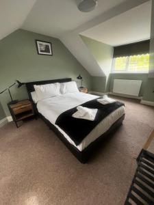 a bedroom with a large bed in a room at Ida House in Ormesby
