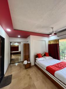 um quarto com uma cama grande e uma janela em Usha Resort em Pālghar