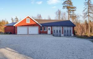 une maison avec un toit orange et 2 garages dans l'établissement Awesome Apartment In Frndefors With Wifi, à Frändefors
