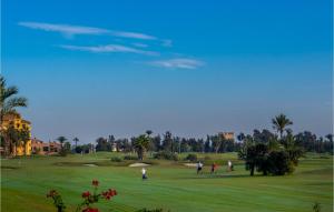 - un groupe de personnes jouant au golf sur un parcours dans l'établissement Amazing Apartment In Los Alczares With Kitchen, à Los Alcázares