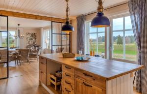 Kuchyňa alebo kuchynka v ubytovaní Cozy Home In Floby With House A Panoramic View