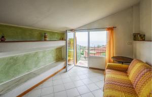 Posezení v ubytování 3 Bedroom Awesome Apartment In Imperia