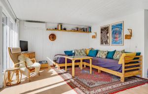 3 Bedroom Stunning Home In Ebeltoft tesisinde bir oturma alanı