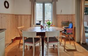 una sala da pranzo con tavolo e sedie in legno di Nice Home In Mellerud With Wifi a Mellerud