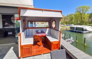 un petit bateau assis sur un quai dans l'eau dans l'établissement Apartments Waterfront, à Sagard