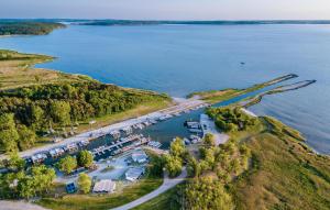 une vue aérienne sur un port de plaisance sur un lac dans l'établissement Apartments Waterfront, à Sagard 16 autres photos