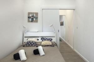 Ένα ή περισσότερα κρεβάτια σε δωμάτιο στο ANCO 56 - Cozy Retreat with Terrace