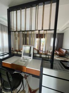 Buôn Dhă Prŏng的住宿－DNA Villa Space，一间带书桌的房间和一间客厅