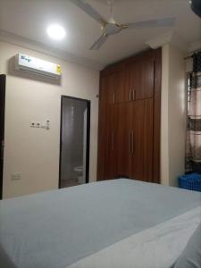 1 dormitorio con cama, armario y ventilador de techo en 2 bedroom apartment, en Tema