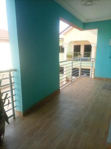 Habitación grande con paredes azules y suelo de madera. en 2 bedroom apartment, en Tema