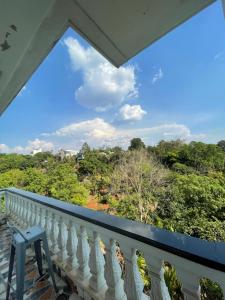 Buôn Dhă Prŏng的住宿－DNA Villa Space，享有森林美景的阳台
