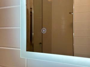 - un miroir dans la salle de bains pourvue d'une porte avec un panneau pour personnes à mobilité réduite dans l'établissement Ferienwohnung Rotenfelsblick, à Bad Kreuznach