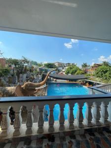 Buôn Dhă Prŏng的住宿－DNA Villa Space，阳台享有阳台的景致。