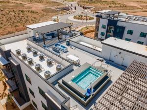 een luchtfoto van een gebouw met een zwembad bij Spanish Riviera condo in St. George