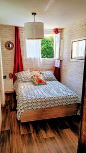 - une chambre avec un lit et une fenêtre dans l'établissement gîte la bohème, à Saint-Valery-sur-Somme