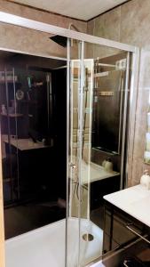La salle de bains est pourvue d'une douche en verre et d'un lavabo. dans l'établissement gîte la bohème, à Saint-Valery-sur-Somme