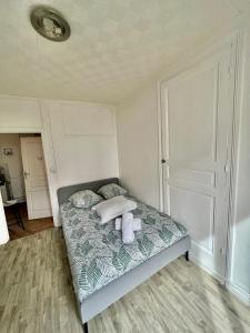 um quarto com uma cama com toalhas em Charmant T3 proche de la gare em Clermont-Ferrand