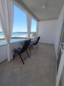 comedor con vistas a la playa en On The Sea en Betina