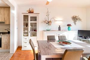 eine Küche und ein Esszimmer mit einem Tisch und Stühlen in der Unterkunft Sant Carles 23 apartamento con vistas al mar in Girona
