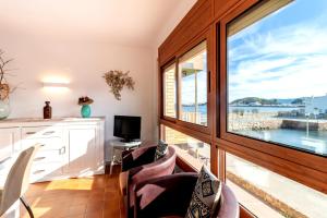 ein Wohnzimmer mit Blick auf das Meer in der Unterkunft Sant Carles 23 - apartamento con vistas al mar in Girona