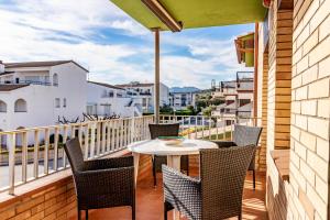 eine Terrasse mit Tisch und Stühlen auf einem Balkon in der Unterkunft Sant Carles 23 - apartamento con vistas al mar in Girona