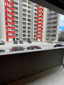 uma vista para carros estacionados num parque de estacionamento com edifícios em Divine Apartments River Towers em Iaşi