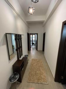 um corredor com um espelho e uma sala de vestir em Divine Apartments River Towers em Iaşi