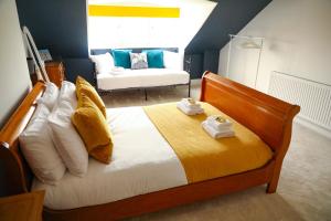 Кровать или кровати в номере Stylishly decorated 3 bed home close to the sea on the Wirral Peninsula