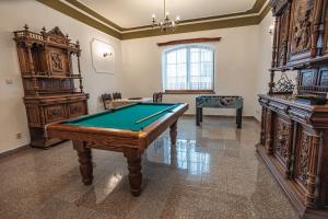 a room with a pool table in it at Rezydencja Gołębiówka Mazury in Targowo