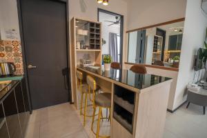 Kuchyň nebo kuchyňský kout v ubytování Seaview Urban suites Georgetown @Penang
