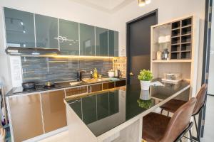 Kuchyň nebo kuchyňský kout v ubytování Seaview Urban suites Georgetown @Penang