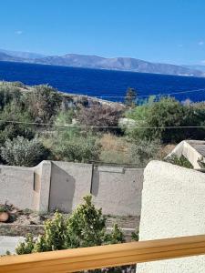 vistas al océano desde el balcón de una casa en Santi house, en Souvala