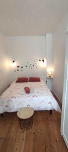 1 dormitorio con 1 cama blanca grande y suelo de madera en La Maison Libourne, 4 pers, Hypercentre, rue calme, en Libourne