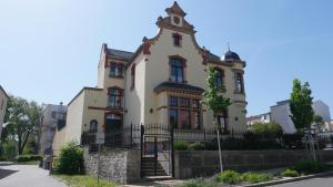 Un edificio con una torre sopra. di Appartements Neef a Merseburg