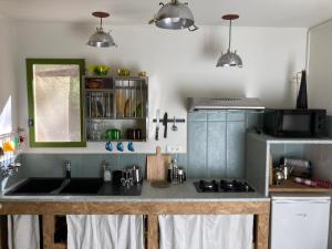 SahorreCasa Bauxells的带水槽和柜台的厨房