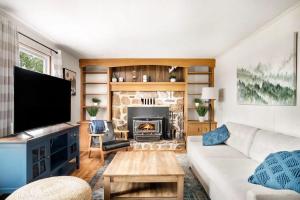 sala de estar con sofá y chimenea en Cabin w Hot Tub Fireplace 5 min walk to Downtown, en Berkeley Springs