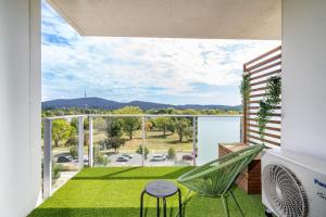 堪培拉Impeccable Apt in the Heart of Canberra - Hosted by CanStay的阳台享有绿色庭院的景致。