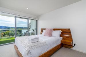 堪培拉Impeccable Apt in the Heart of Canberra - Hosted by CanStay的一间带床和大窗户的卧室