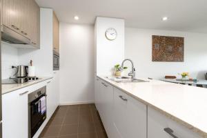 Impeccable Apt in the Heart of Canberra - Hosted by CanStay的厨房或小厨房