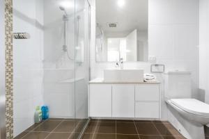 堪培拉Impeccable Apt in the Heart of Canberra - Hosted by CanStay的带水槽和淋浴的白色浴室