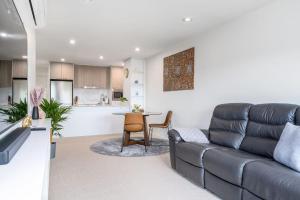 堪培拉Impeccable Apt in the Heart of Canberra - Hosted by CanStay的带沙发的客厅和厨房 更多12张照片