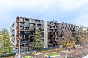 Un edificio de apartamentos con árboles en frente. en Roomy 2BR 2BA City-Centre Apt - Hosted by CanStay, en Canberra