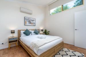 Katil atau katil-katil dalam bilik di Peaceful 1BR Courtyard Unit in quiet Dickson - Hosted by CanStay