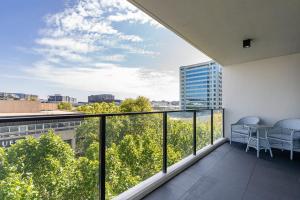 Rõdu või terrass majutusasutuses North-Facing APT 3 min to Canberra Times Fountain - Hosted by CanStay