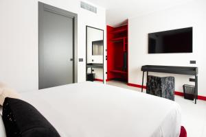 una camera con letto bianco e armadio rosso di Welmy Napoli a Napoli