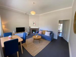 Istumisnurk majutusasutuses Retro Apt 6 mins to Victoria Quay - Hosted by CanStay