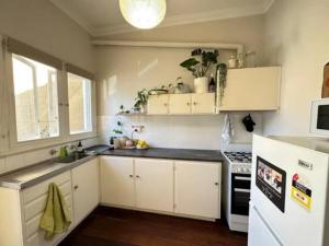 Köök või kööginurk majutusasutuses Retro Apt 6 mins to Victoria Quay - Hosted by CanStay