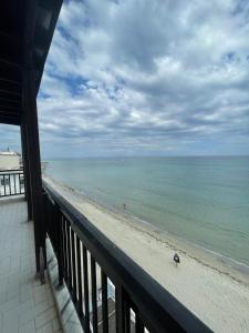 - Balcón con vistas a la playa en Nepheli en Paralia Katerinis