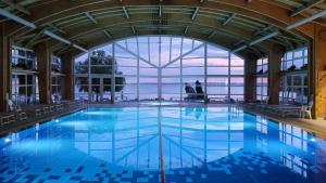 Bazén v ubytování Hotel Marina Port nebo v jeho okolí
